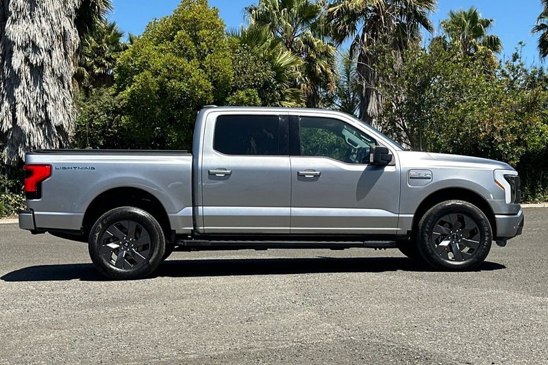 Ford F-150 Lightning Vehicle Full-screen Gallery Image 02