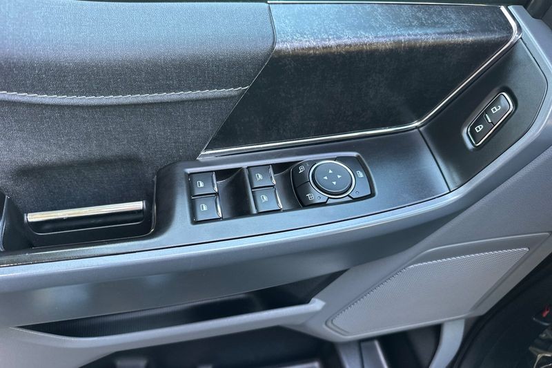 Ford F-150 Lightning Vehicle Full-screen Gallery Image 11