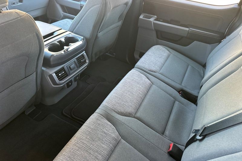 Ford F-150 Lightning Vehicle Full-screen Gallery Image 14