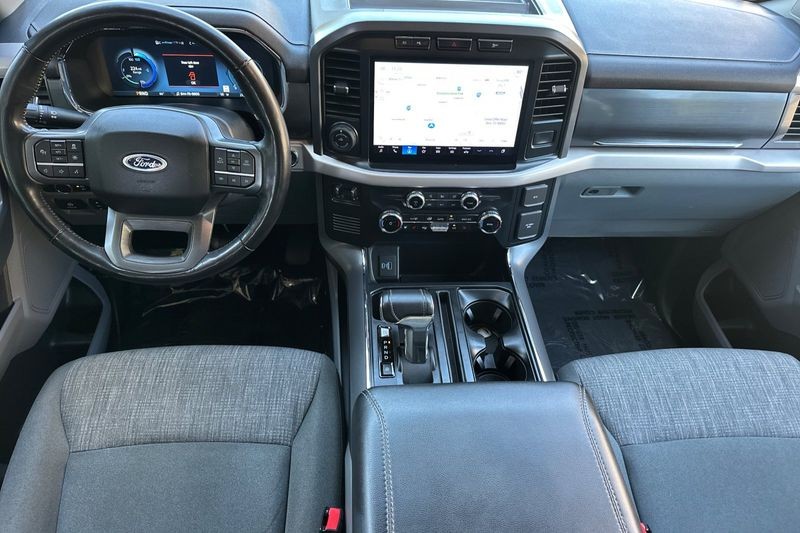 Ford F-150 Lightning Vehicle Full-screen Gallery Image 15
