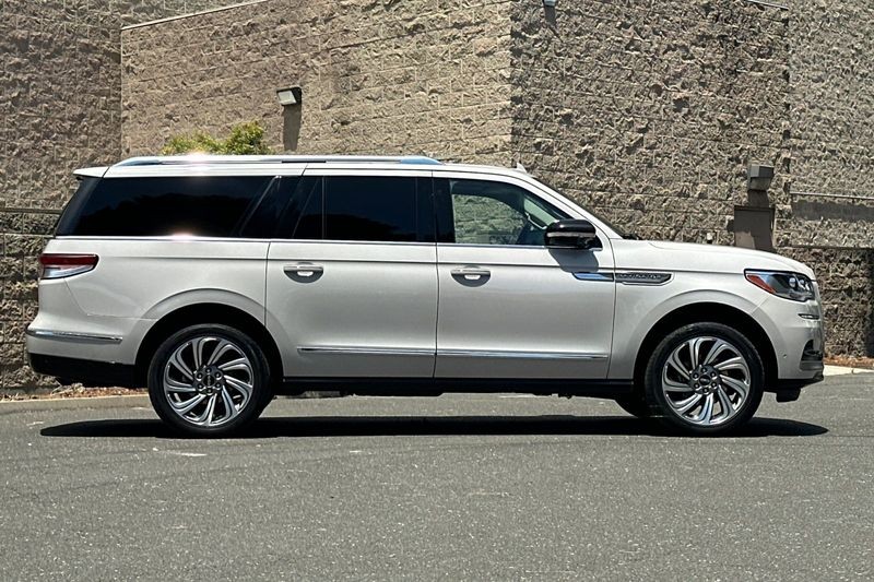 Lincoln Navigator L Vehicle Full-screen Gallery Image 02