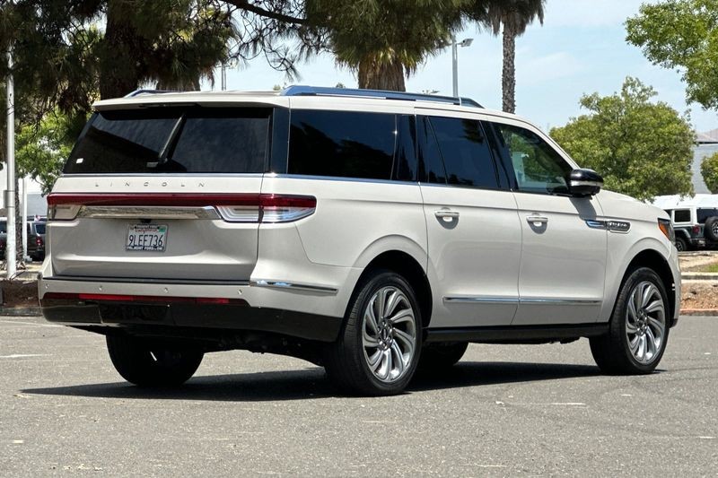 Lincoln Navigator L Vehicle Full-screen Gallery Image 03
