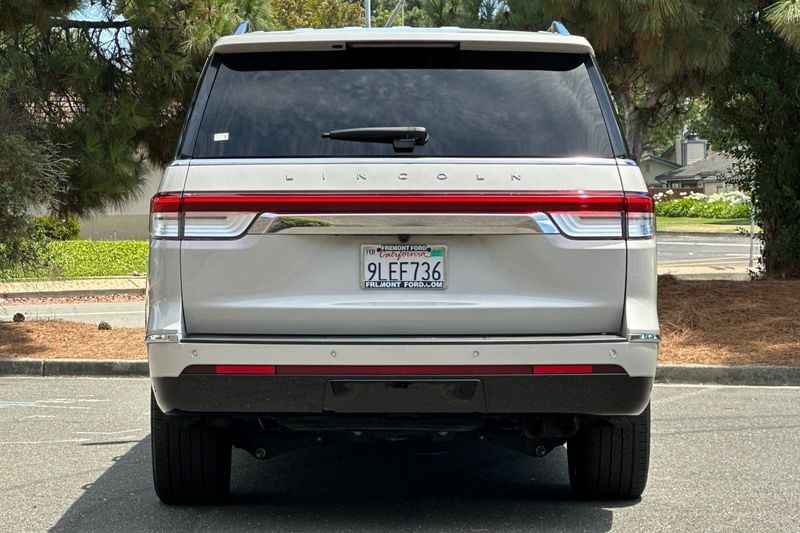 Lincoln Navigator L Vehicle Full-screen Gallery Image 04