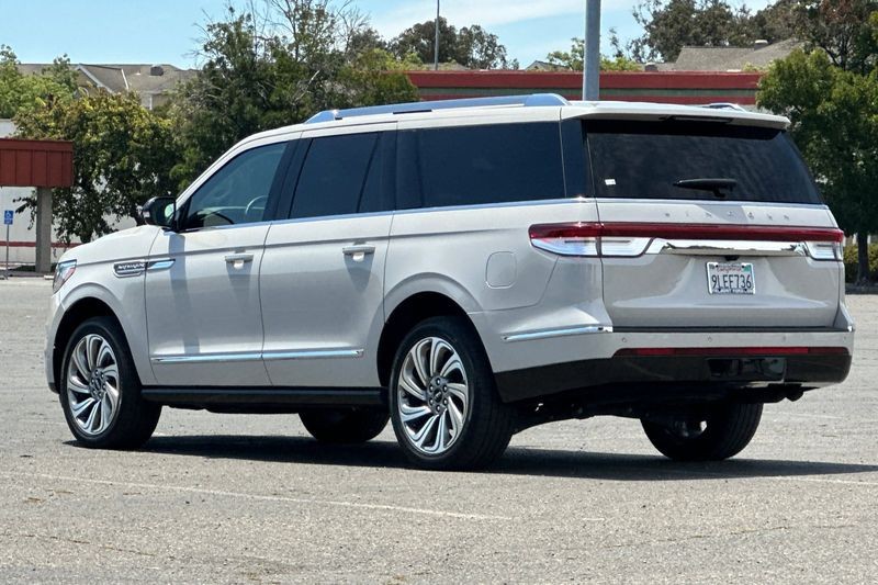 Lincoln Navigator L Vehicle Full-screen Gallery Image 05