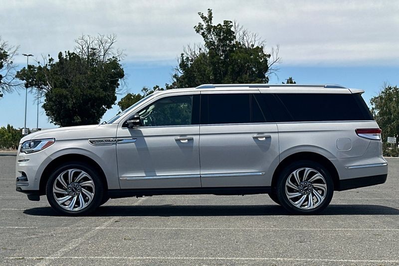 Lincoln Navigator L Vehicle Full-screen Gallery Image 06