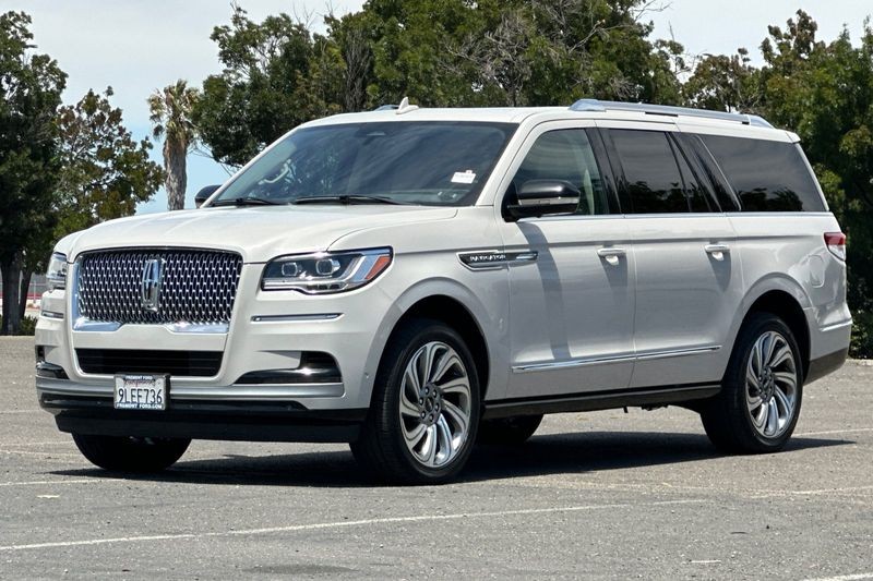 Lincoln Navigator L Vehicle Full-screen Gallery Image 07
