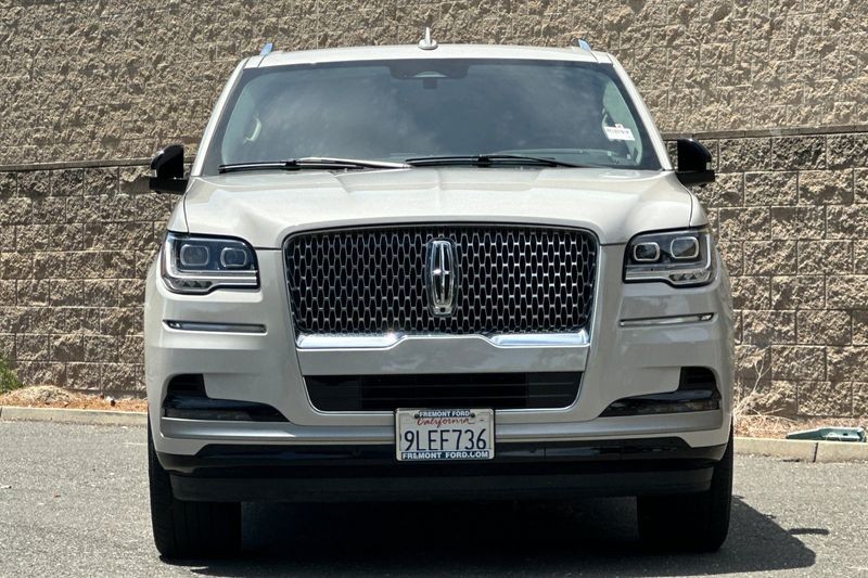 Lincoln Navigator L Vehicle Full-screen Gallery Image 08