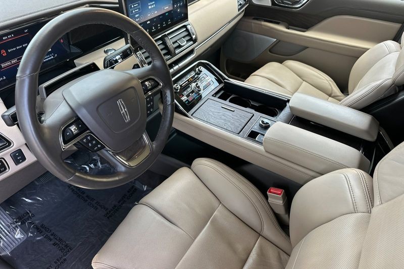 Lincoln Navigator L Vehicle Full-screen Gallery Image 09