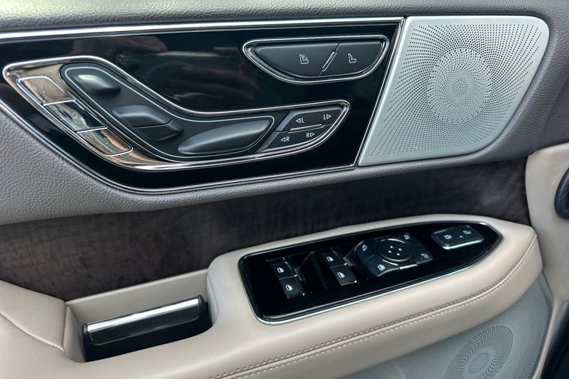 Lincoln Navigator L Vehicle Full-screen Gallery Image 10