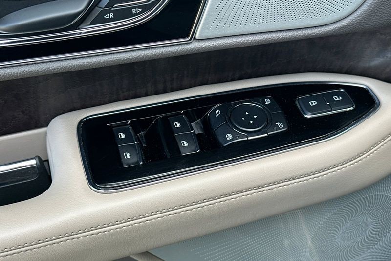 Lincoln Navigator L Vehicle Full-screen Gallery Image 11