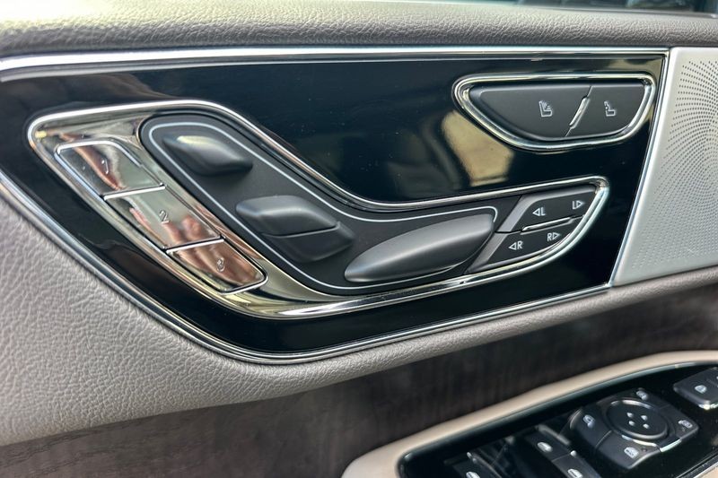 Lincoln Navigator L Vehicle Full-screen Gallery Image 12