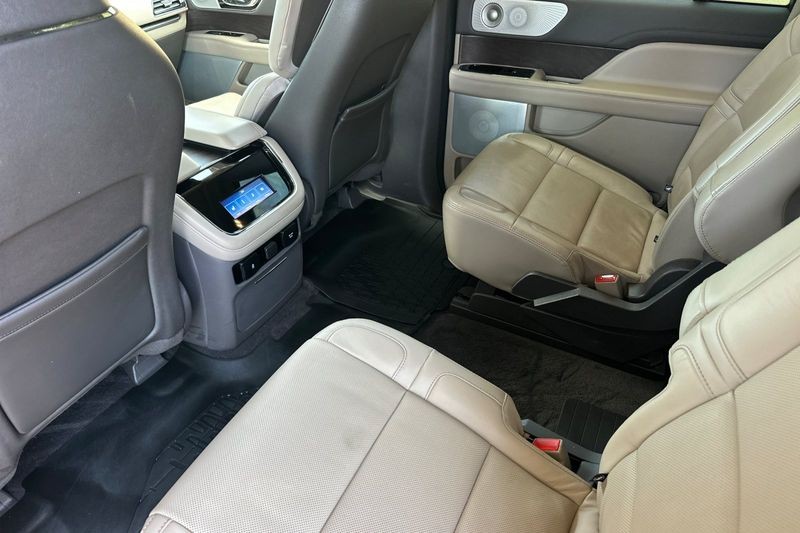 Lincoln Navigator L Vehicle Full-screen Gallery Image 13