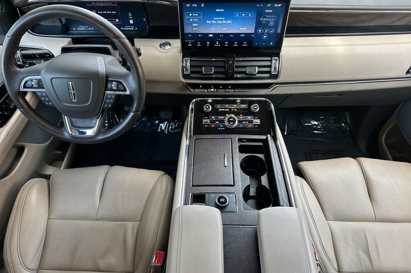 Lincoln Navigator L Vehicle Full-screen Gallery Image 14