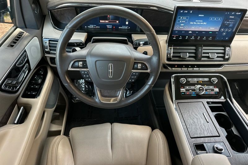 Lincoln Navigator L Vehicle Full-screen Gallery Image 15