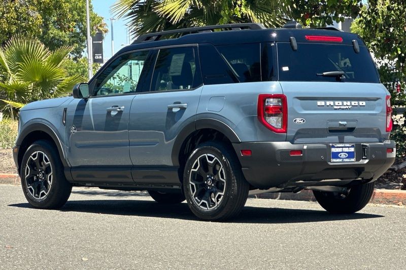 Ford Bronco Sport Vehicle Full-screen Gallery Image 05