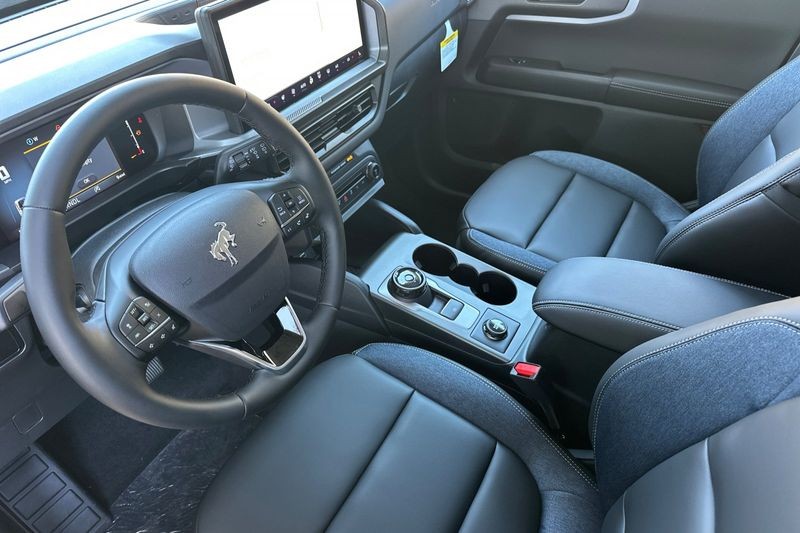 Ford Bronco Sport Vehicle Full-screen Gallery Image 09