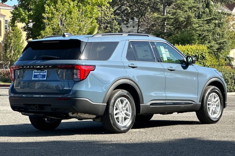 Ford Explorer Vehicle Full-screen Gallery Image 03