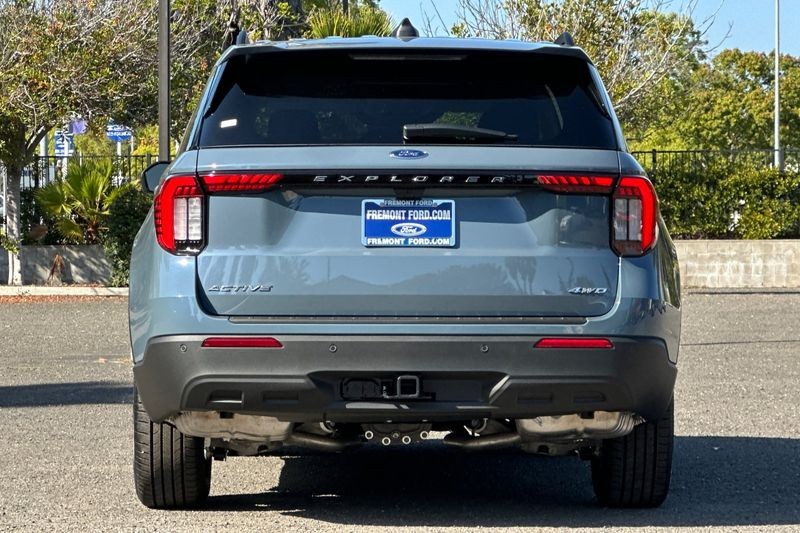 Ford Explorer Vehicle Full-screen Gallery Image 04