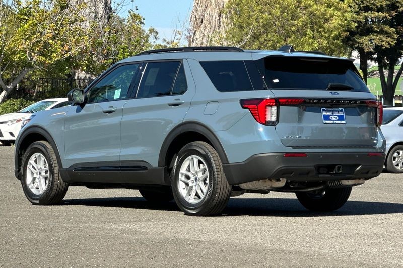 Ford Explorer Vehicle Full-screen Gallery Image 05