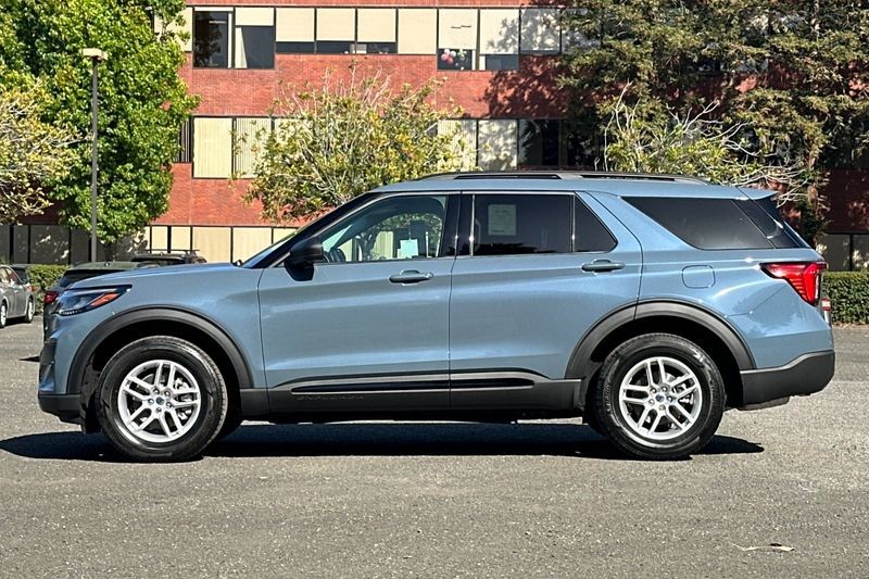 Ford Explorer Vehicle Full-screen Gallery Image 06