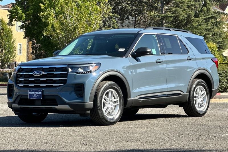 Ford Explorer Vehicle Full-screen Gallery Image 07