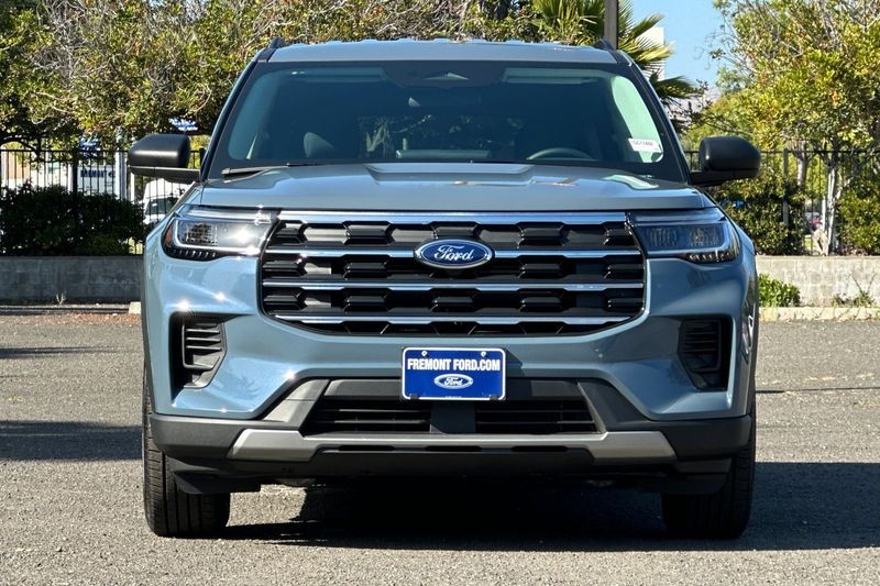 Ford Explorer Vehicle Full-screen Gallery Image 08