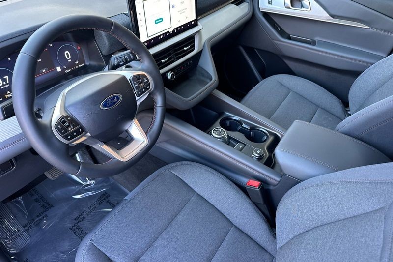 Ford Explorer Vehicle Full-screen Gallery Image 09