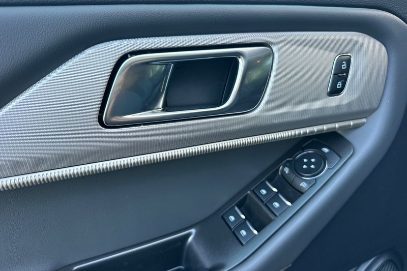 Ford Explorer Vehicle Full-screen Gallery Image 10