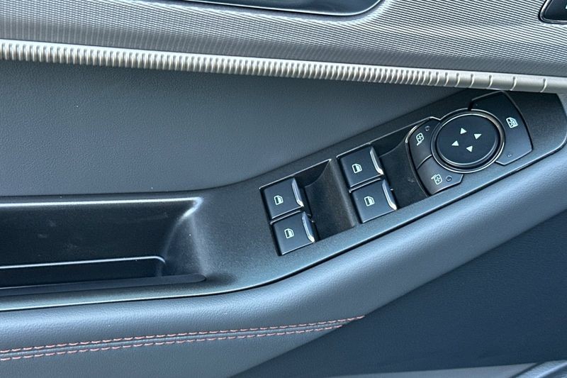 Ford Explorer Vehicle Full-screen Gallery Image 11