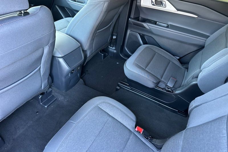 Ford Explorer Vehicle Full-screen Gallery Image 12
