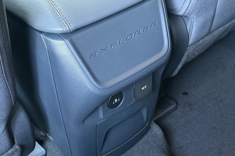 Ford Explorer Vehicle Full-screen Gallery Image 13