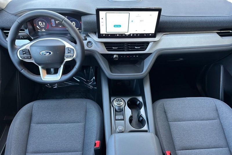 Ford Explorer Vehicle Full-screen Gallery Image 14