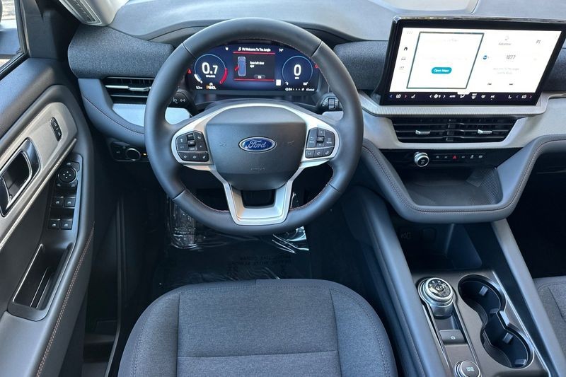 Ford Explorer Vehicle Full-screen Gallery Image 15
