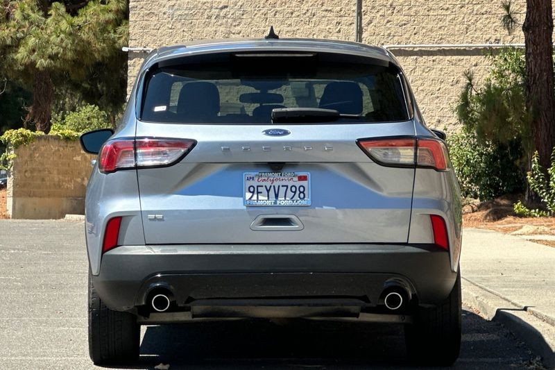 Ford Escape Vehicle Full-screen Gallery Image 04