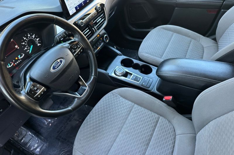 Ford Escape Vehicle Full-screen Gallery Image 10