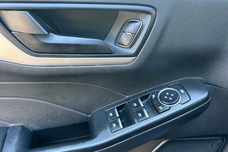 Ford Escape Vehicle Full-screen Gallery Image 11