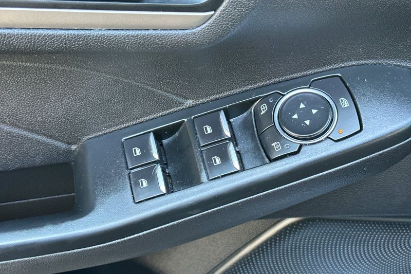 Ford Escape Vehicle Full-screen Gallery Image 12