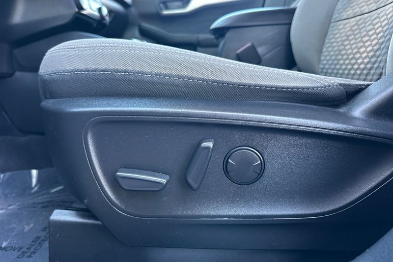 Ford Escape Vehicle Full-screen Gallery Image 13