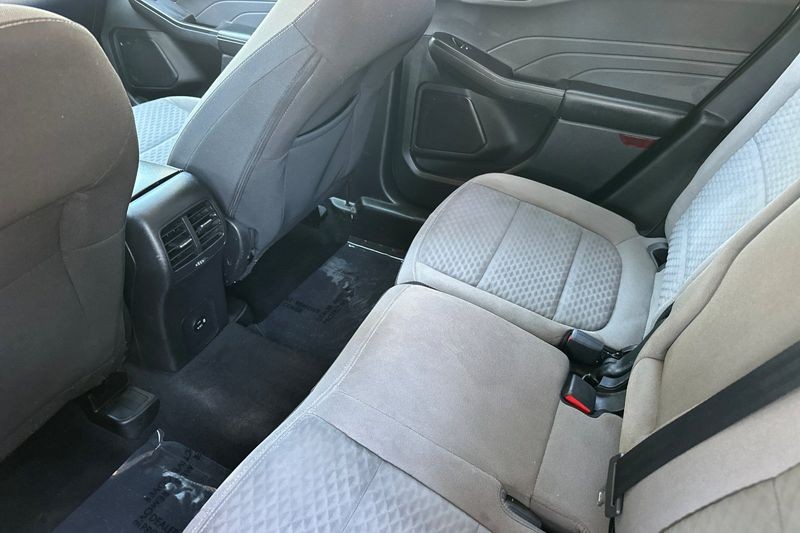 Ford Escape Vehicle Full-screen Gallery Image 14