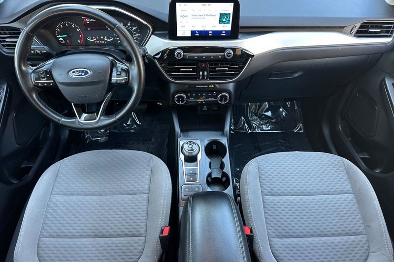 Ford Escape Vehicle Full-screen Gallery Image 15