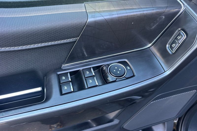 Ford F-150 Vehicle Full-screen Gallery Image 11