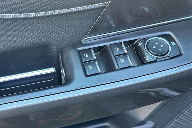 Ford F-150 Vehicle Full-screen Gallery Image 12