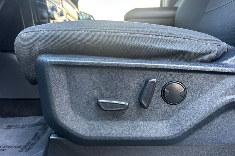 Ford F-150 Vehicle Full-screen Gallery Image 13
