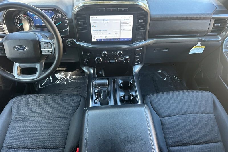 Ford F-150 Vehicle Full-screen Gallery Image 15