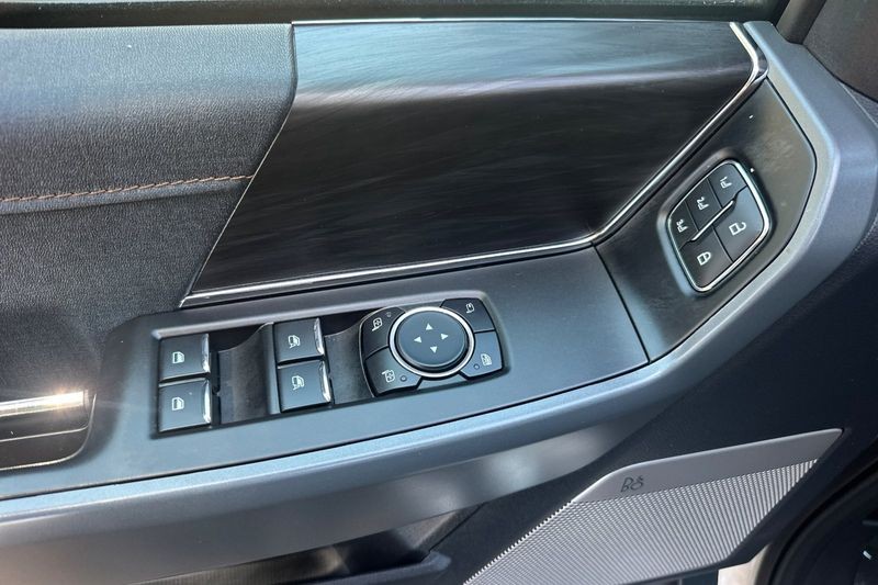 Ford F-150 Vehicle Full-screen Gallery Image 11