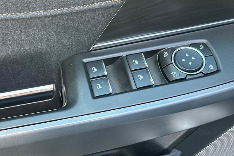 Ford F-150 Vehicle Full-screen Gallery Image 12