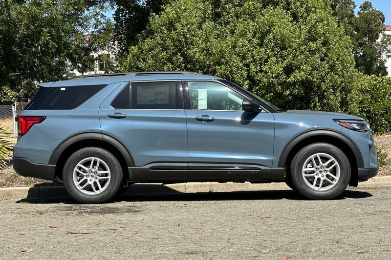 Ford Explorer Vehicle Full-screen Gallery Image 02