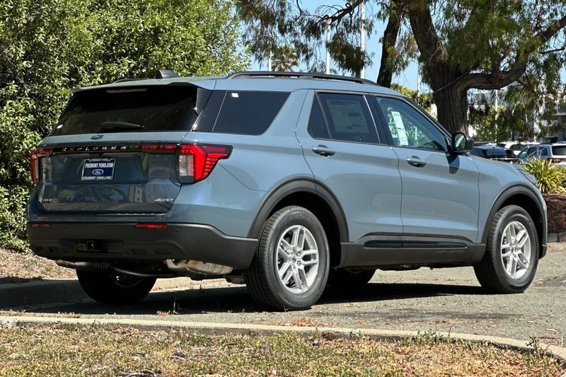 Ford Explorer Vehicle Full-screen Gallery Image 03