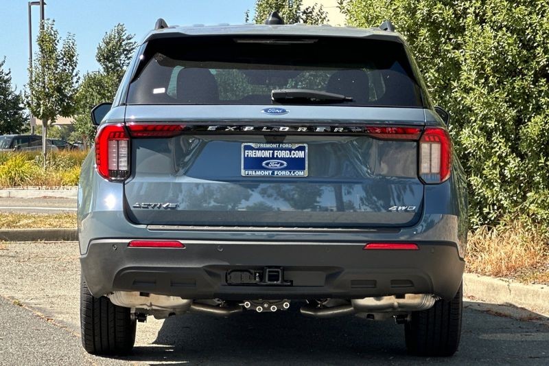 Ford Explorer Vehicle Full-screen Gallery Image 04