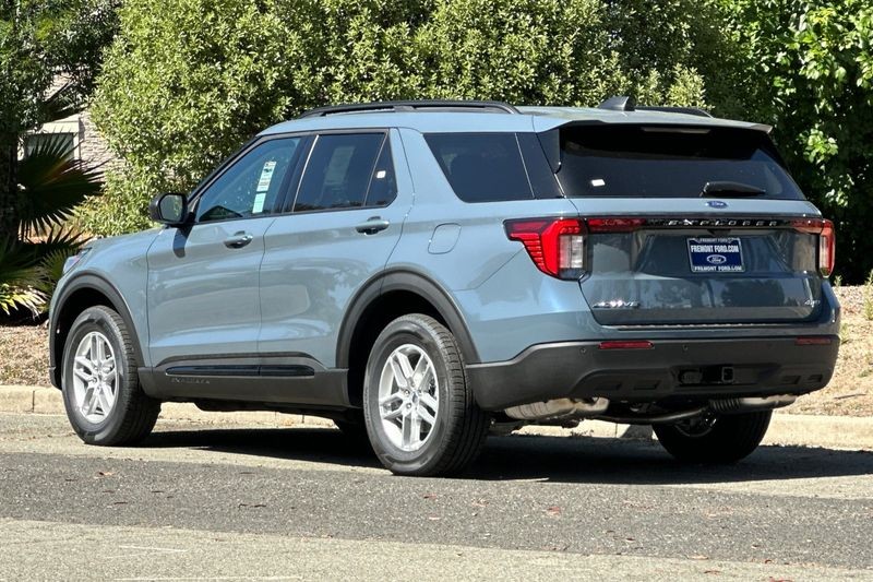 Ford Explorer Vehicle Full-screen Gallery Image 05